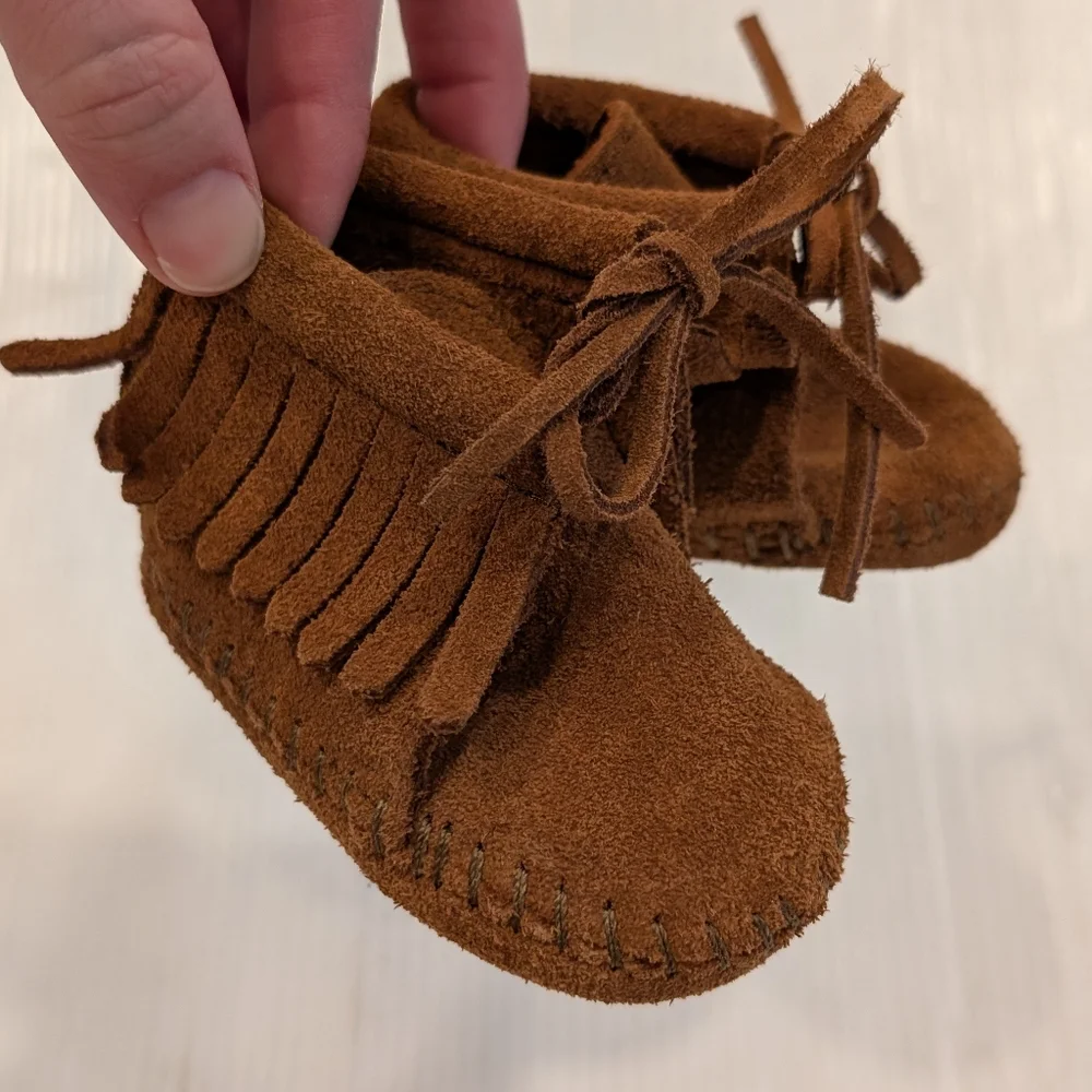 MINNETONKA Baby Brown Moccasins with Fringe and Suede Finish Size 1